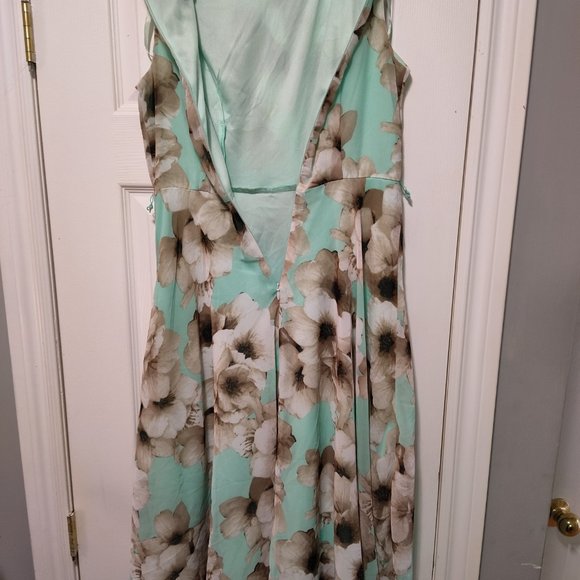 Laura Petite size 4P sleeveless zipper back dress. Floral pattern - Picture 3 of 7